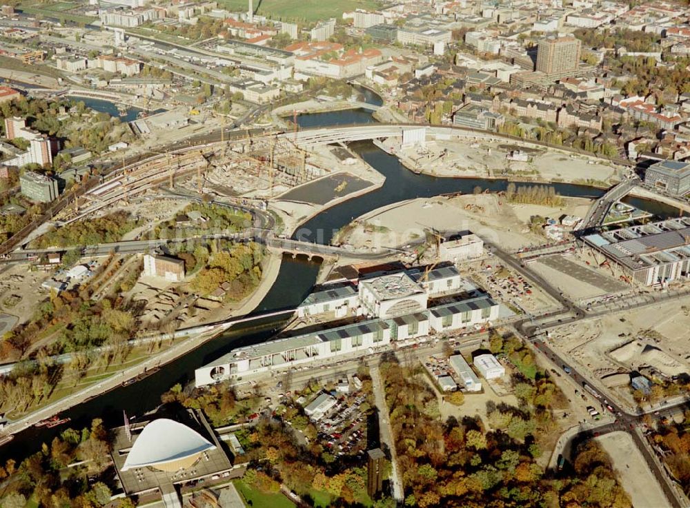 Berlin - Tiergarten von oben - Gelände des Regierungsviertels auf dem Spreebogen am Reichstag mit der Baustelle des Bundeskanzleramtes.