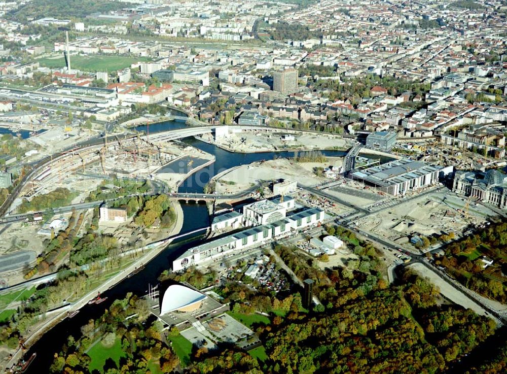 Berlin - Tiergarten aus der Vogelperspektive: Gelände des Regierungsviertels auf dem Spreebogen am Reichstag mit der Baustelle des Bundeskanzleramtes.