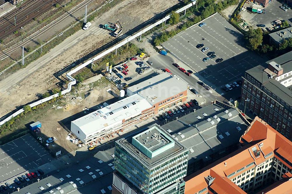 Luftaufnahme Berlin / Friedrichshain - Gelände der RENAULT-Werkstatt an der Oberbaumcity in der Nähe der Warschauer Brücke, in Berlin-Friedrichshain