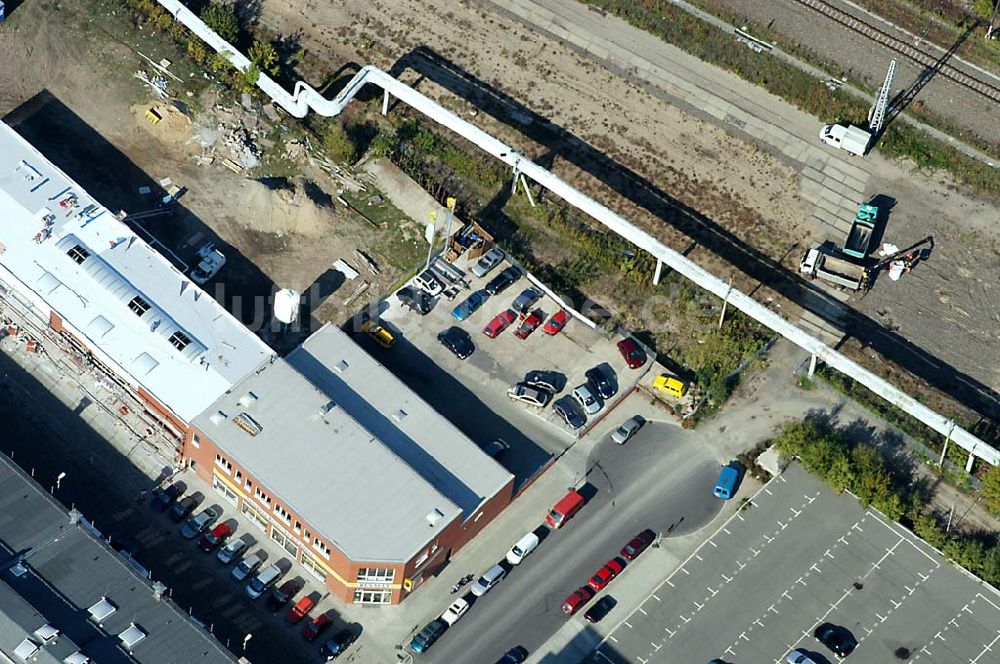 Luftbild Berlin / Friedrichshain - Gelände der RENAULT-Werkstatt an der Oberbaumcity in der Nähe der Warschauer Brücke, in Berlin-Friedrichshain