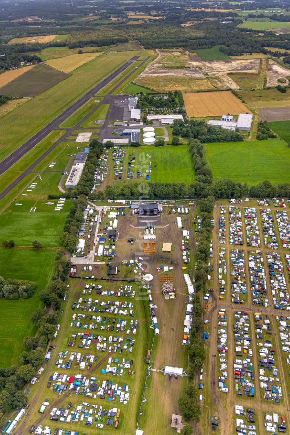 Luftaufnahme Hünxe - Gelände des Ruhrpott Rodeo Festival Musik- Festival in Hünxe im Bundesland Nordrhein-Westfalen, Deutschland