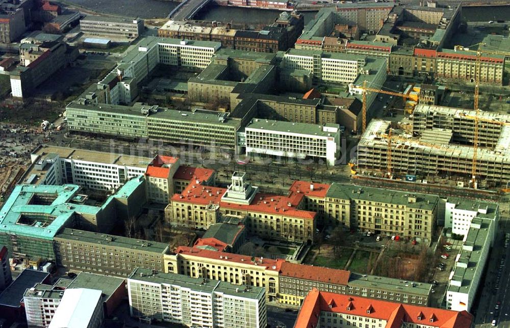 Luftbild Berlin - 02.04.1995 Gelände der Russischen Botschaft Unter den Linden in Berlin-Mitte