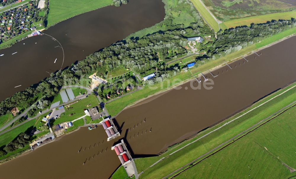 Balje von oben - Gelände der Schleuse Neuenhof am Ufer der Oste mit dem Natureum Niederelbe Balje im Bundesland Niedersachsen