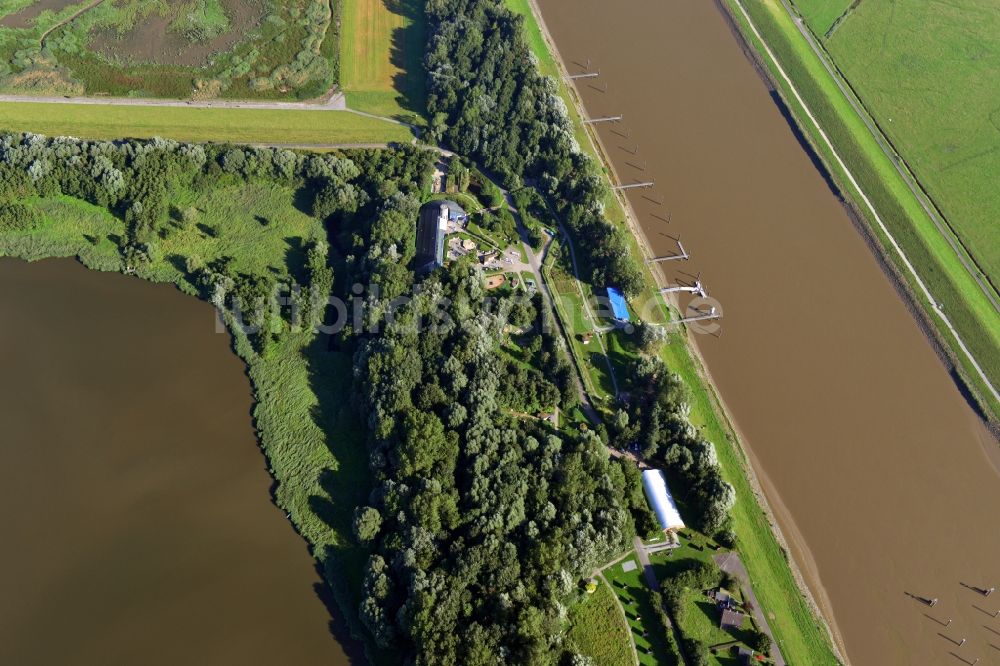 Balje aus der Vogelperspektive: Gelände der Schleuse Neuenhof am Ufer der Oste mit dem Natureum Niederelbe Balje im Bundesland Niedersachsen