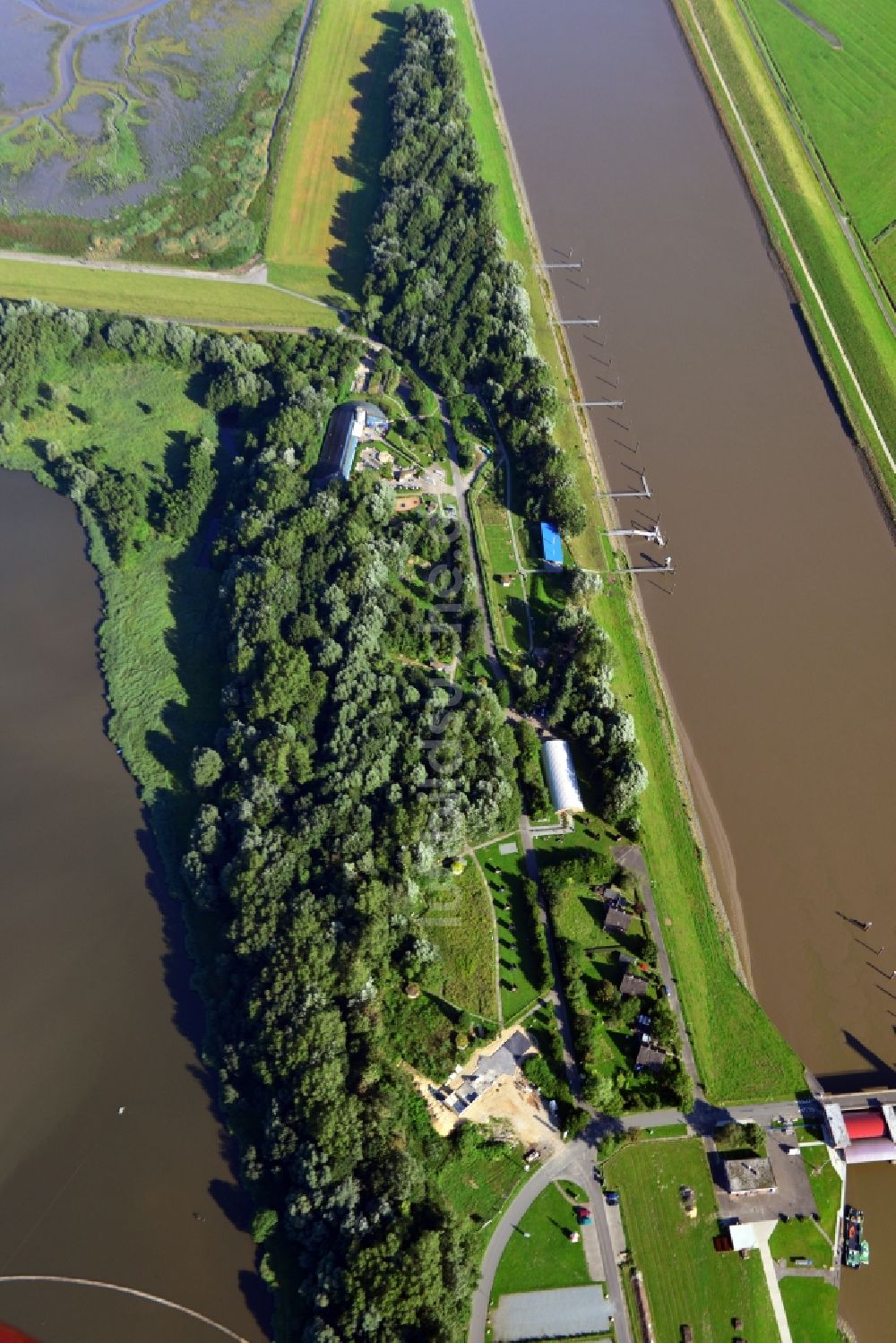 Luftaufnahme Balje - Gelände der Schleuse Neuenhof am Ufer der Oste mit dem Natureum Niederelbe Balje im Bundesland Niedersachsen