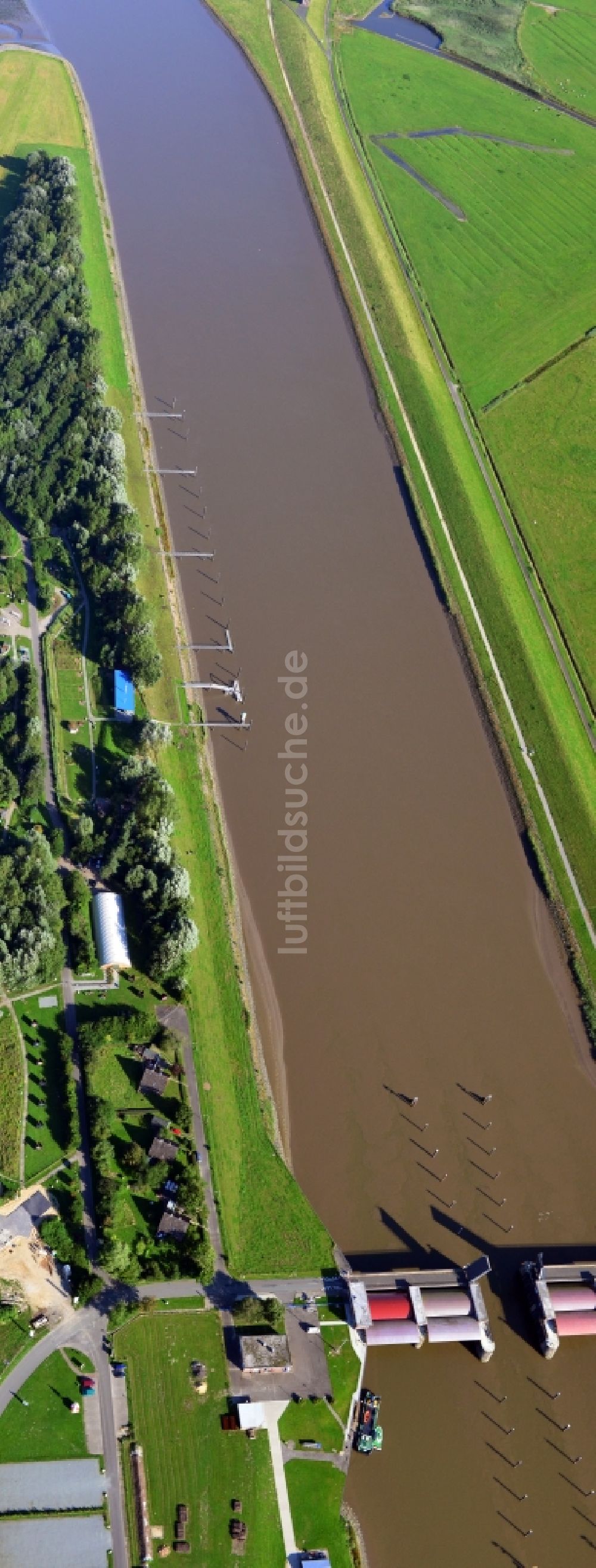 Balje von oben - Gelände der Schleuse Neuenhof am Ufer der Oste mit dem Natureum Niederelbe Balje im Bundesland Niedersachsen