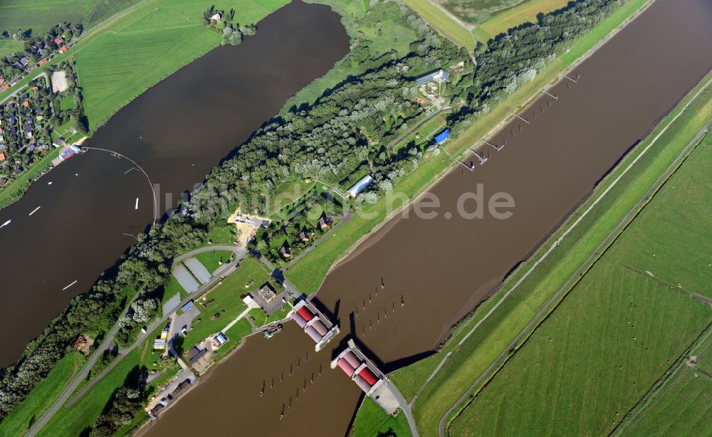 Luftaufnahme Balje - Gelände der Schleuse Neuenhof am Ufer der Oste mit dem Natureum Niederelbe Balje im Bundesland Niedersachsen