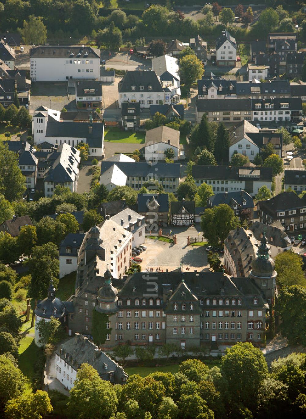 Luftaufnahme Bad Berleburg - Gelände des Schloß Berleburg mit Orangerie im Kreis Siegen-Wittgenstein