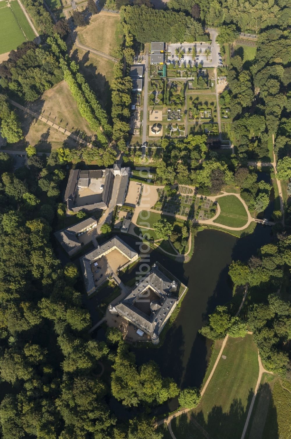 Luftaufnahme Jüchen - Gelände von Schloss Dyck in Jüchen in Nordrhein-Westfalen