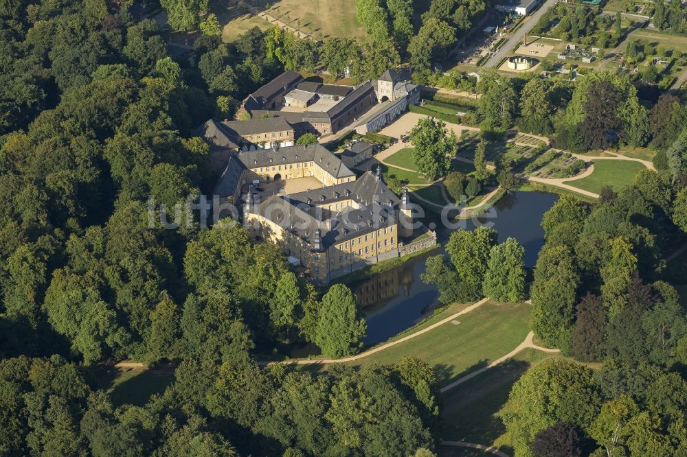 Jüchen von oben - Gelände von Schloss Dyck in Jüchen in Nordrhein-Westfalen