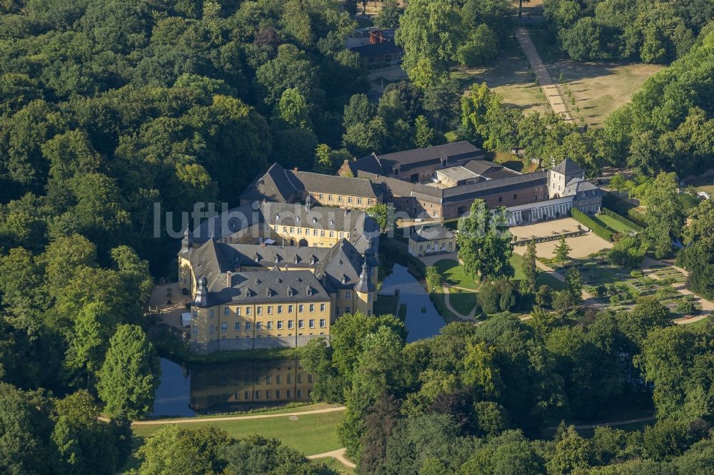 Jüchen von oben - Gelände von Schloss Dyck in Jüchen in Nordrhein-Westfalen