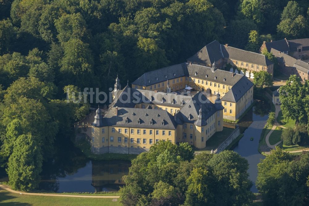 Jüchen aus der Vogelperspektive: Gelände von Schloss Dyck in Jüchen in Nordrhein-Westfalen