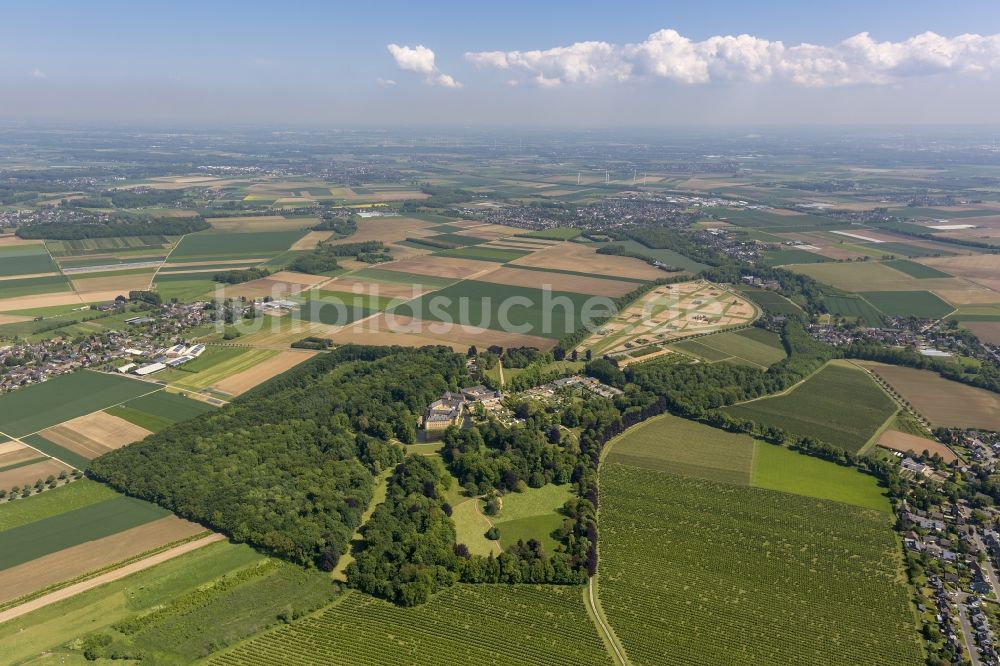 Jüchen von oben - Gelände von Schloss Dyck in Jüchen in Nordrhein-Westfalen