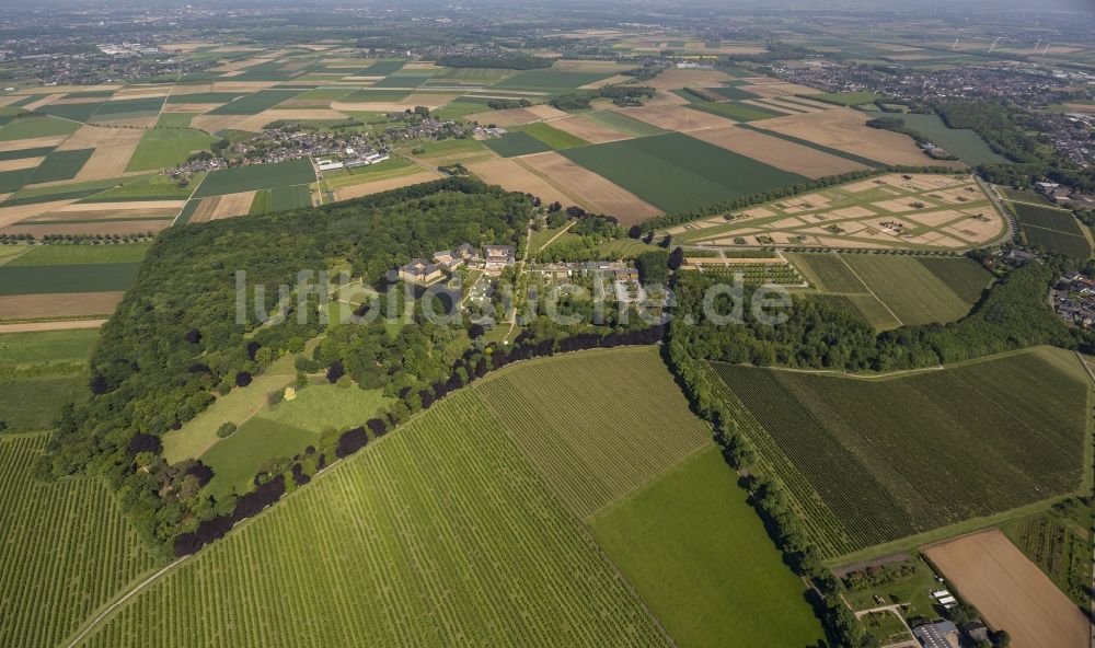 Jüchen aus der Vogelperspektive: Gelände von Schloss Dyck in Jüchen in Nordrhein-Westfalen