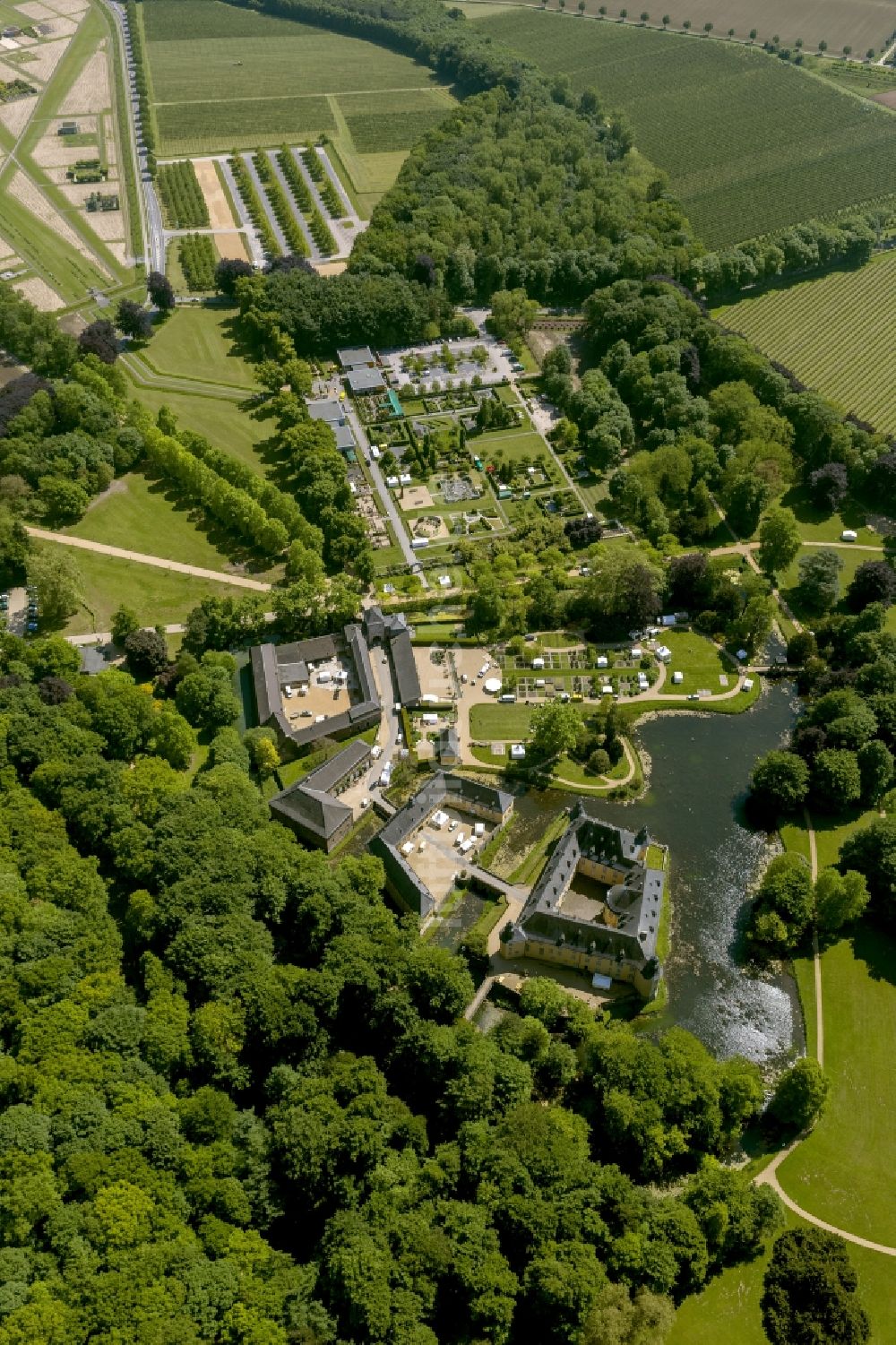 Jüchen von oben - Gelände von Schloss Dyck in Jüchen in Nordrhein-Westfalen