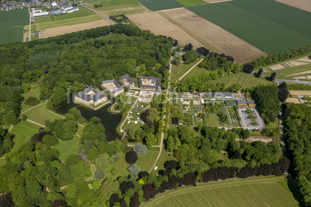 Luftbild Jüchen - Gelände von Schloss Dyck in Jüchen in Nordrhein-Westfalen