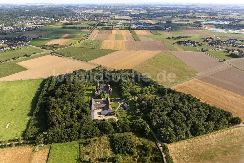 Wassenberg aus der Vogelperspektive: Gelände des Schloss Elsum bei Wassenberg in Nordrhein-Westfalen