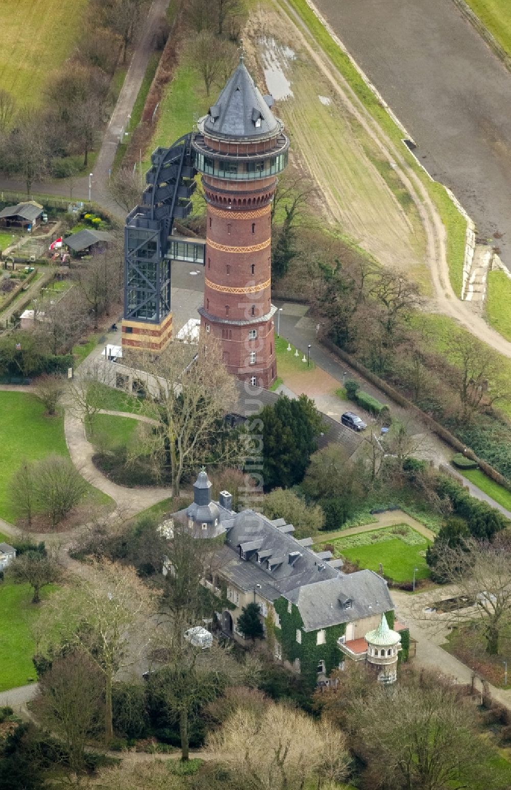 Mülheim aus der Vogelperspektive: Gelände Schloss Styrum mit dem Wasserturm auf dem Aquarius Wassermuseum Mülheim in Nordrhein-Westfalen