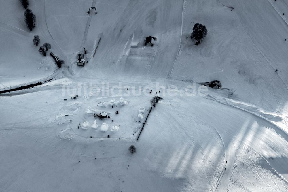 Luftaufnahme Bernau im Schwarzwald - Gelände des Schwarzwälder Schneeskulpturen-Festival in Bernau im Schwarzwald im Bundesland Baden-Württemberg, Deutschland