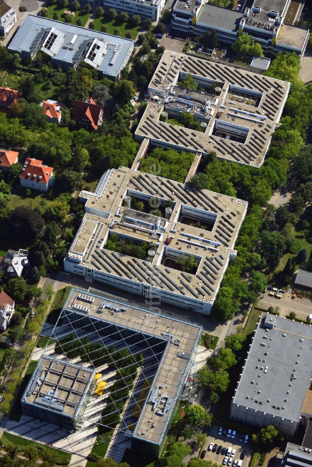 Luftbild Berlin Dahlem - Gelände des Seminaris CampusHotel Berlin mit Blick auf das Physikgebäude Trakt 3 und 4 der FU Berlin im Stadtteil Dahlem in Berlin
