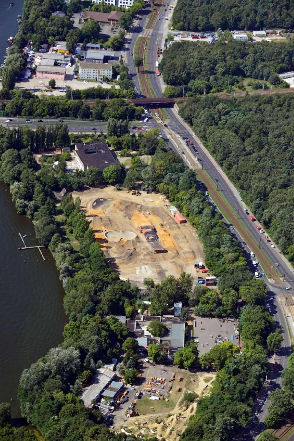 Berlin von oben - Gelände des Skateparkes Mellowpark in Berlin Köpenick