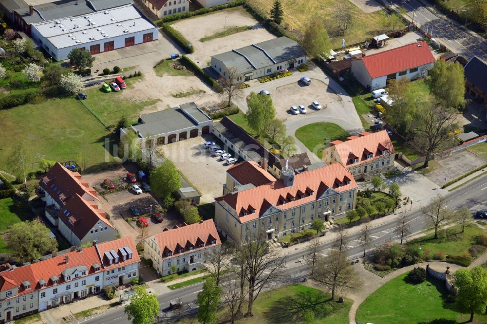 Luftbild Falkensee - Gelände der Stadtverwaltung und der Feuerwehr am Rathaus an der Falkenhagener Straße in Falkensee im Bundesland Brandenburg