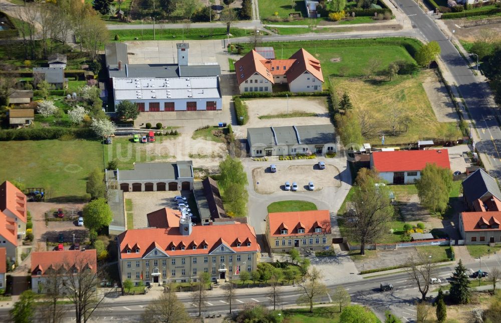 Falkensee von oben - Gelände der Stadtverwaltung und der Feuerwehr am Rathaus an der Falkenhagener Straße in Falkensee im Bundesland Brandenburg