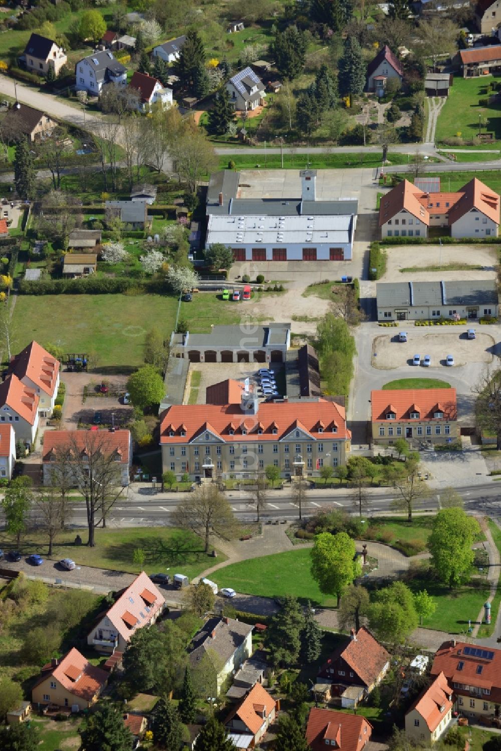 Luftbild Falkensee - Gelände der Stadtverwaltung und der Feuerwehr am Rathaus an der Falkenhagener Straße in Falkensee im Bundesland Brandenburg