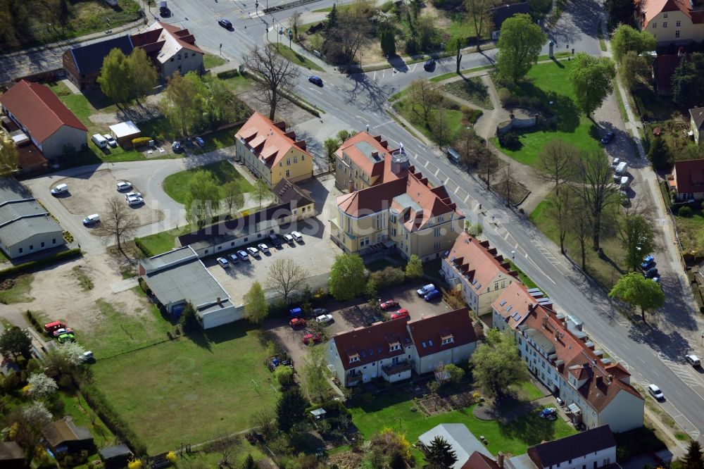 Luftaufnahme Falkensee - Gelände der Stadtverwaltung und der Feuerwehr am Rathaus an der Falkenhagener Straße in Falkensee im Bundesland Brandenburg