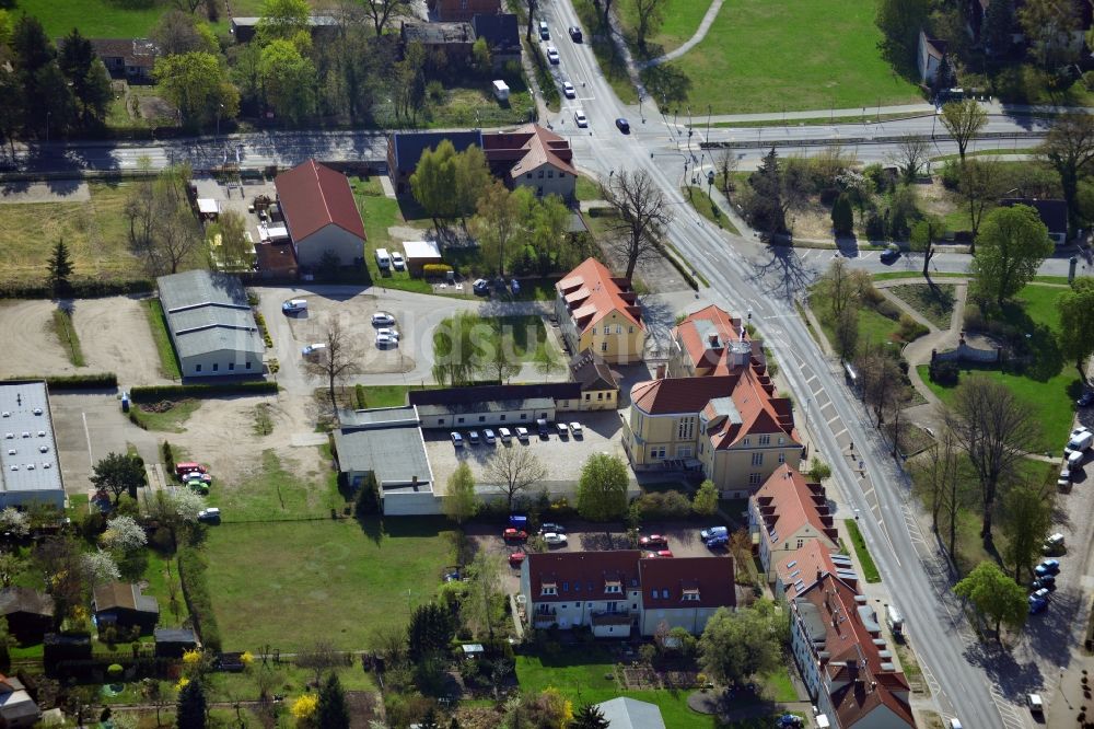 Falkensee aus der Vogelperspektive: Gelände der Stadtverwaltung und der Feuerwehr am Rathaus an der Falkenhagener Straße in Falkensee im Bundesland Brandenburg