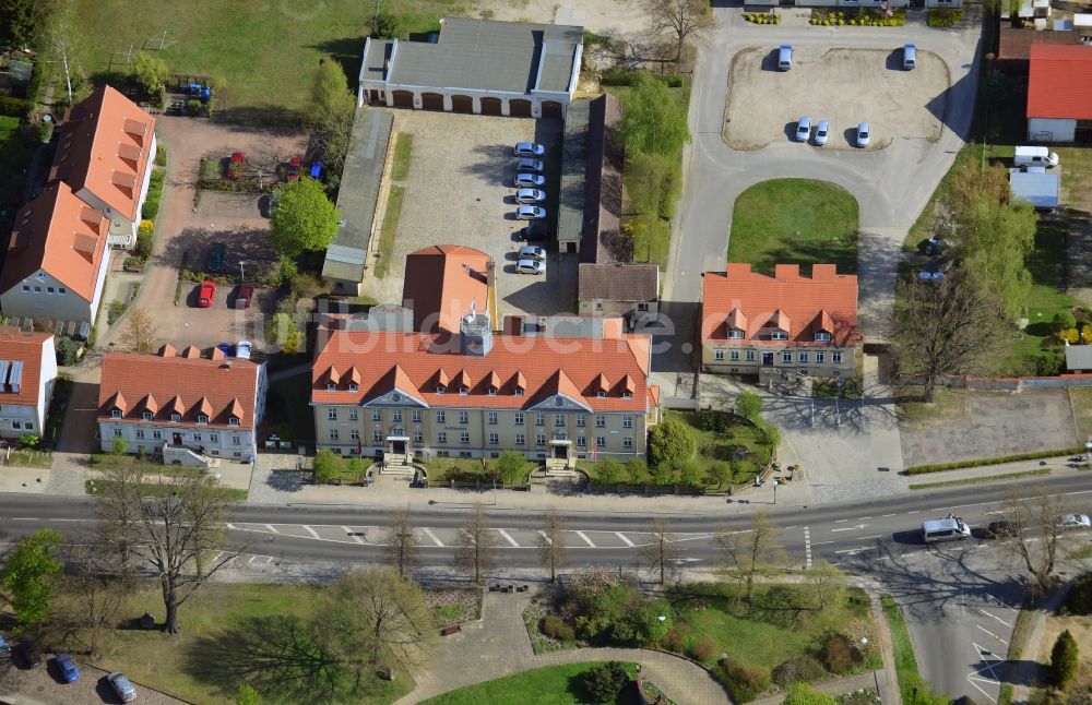 Falkensee von oben - Gelände der Stadtverwaltung und der Feuerwehr am Rathaus an der Falkenhagener Straße in Falkensee im Bundesland Brandenburg