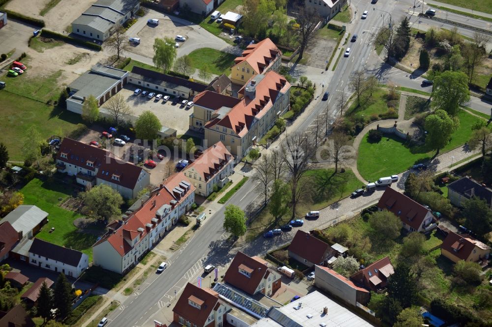 Luftbild Falkensee - Gelände der Stadtverwaltung und der Feuerwehr am Rathaus an der Falkenhagener Straße in Falkensee im Bundesland Brandenburg