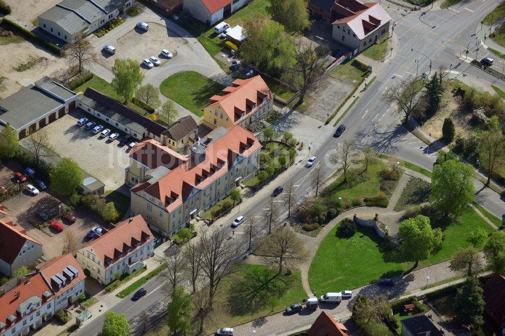 Luftaufnahme Falkensee - Gelände der Stadtverwaltung und der Feuerwehr am Rathaus an der Falkenhagener Straße in Falkensee im Bundesland Brandenburg