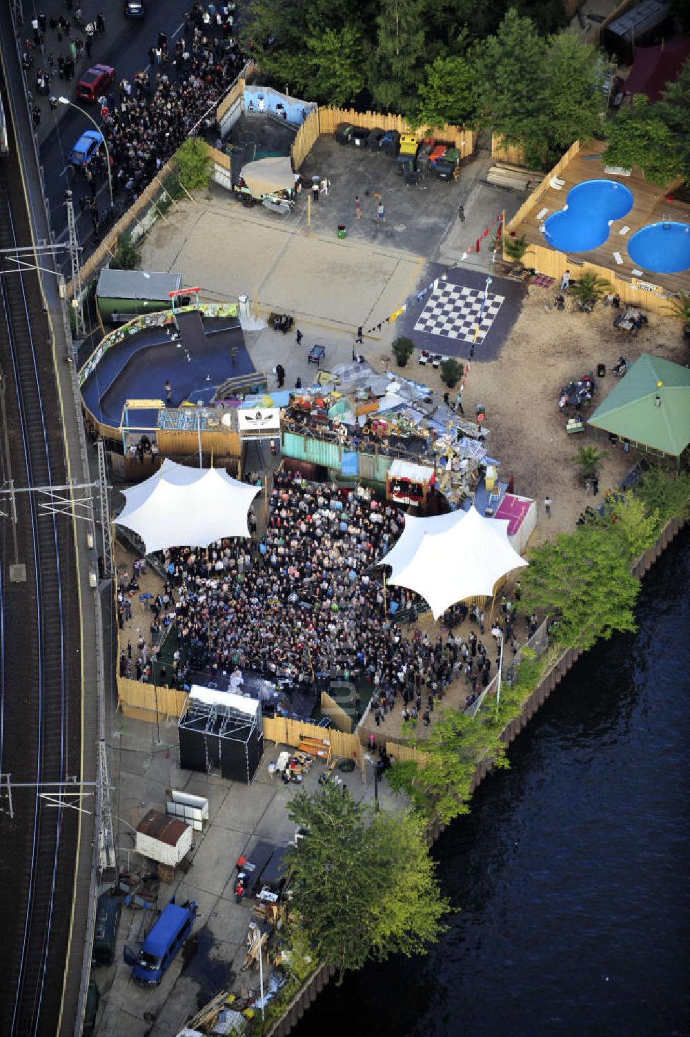 Berlin aus der Vogelperspektive: Gelände der Strandbar BAR25 in Berlin-Mitte