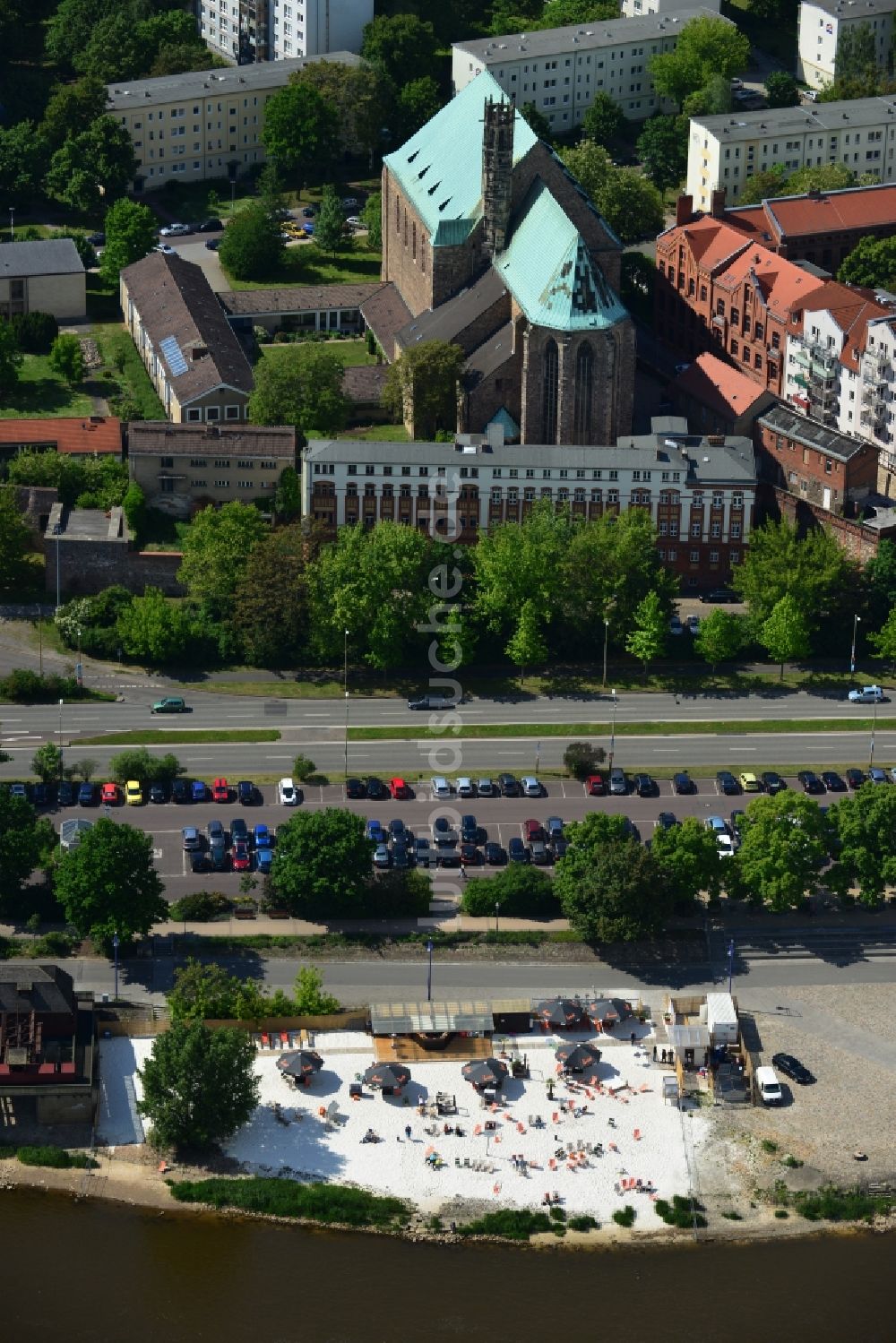 Magdeburg aus der Vogelperspektive: Gelände der Strandbar Magdeburg am Ufer der Elbe in Magdeburg in Sachsen-Anhalt