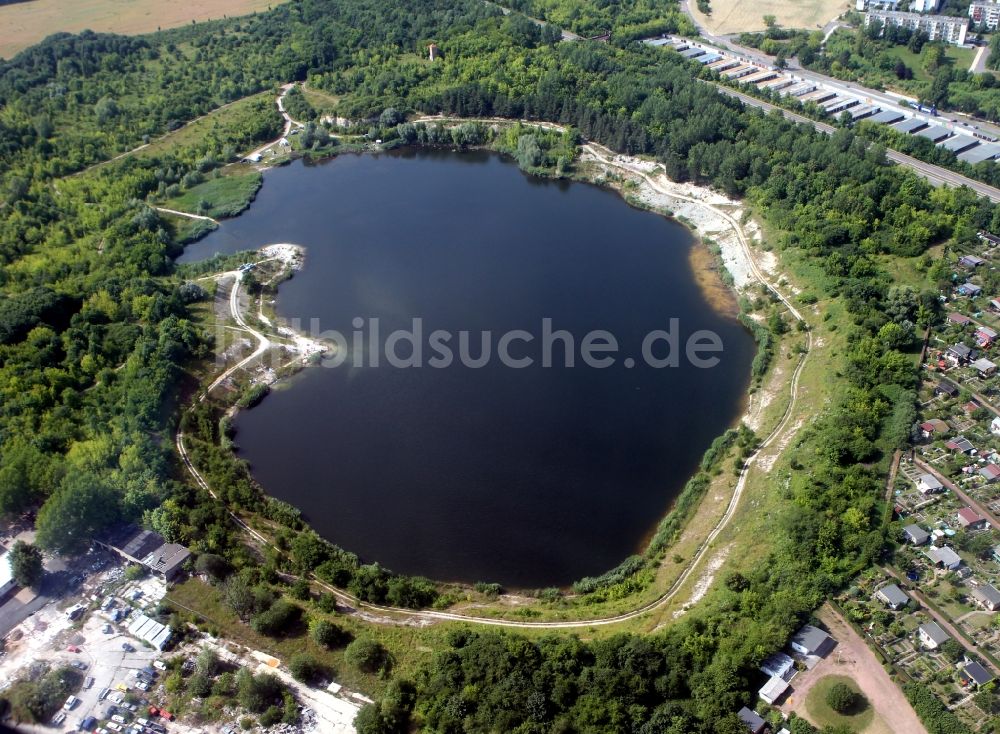 Halle / Saale von oben - Gelände des Tagebau Restloch am Steinbruch an der Zscherbener Landstraße im Stadtteil Neustadt in Halle (Saale) in Sachsen-Anhalt