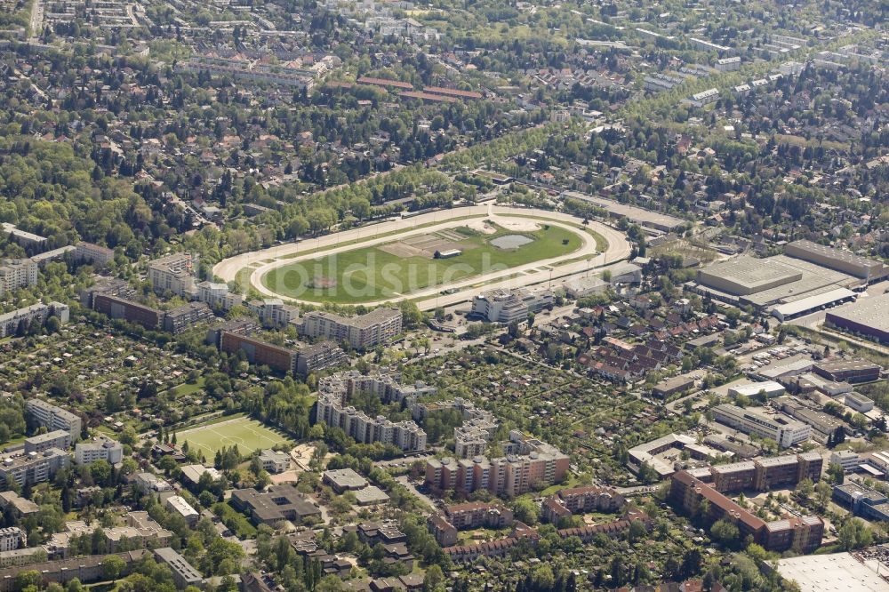 Berlin aus der Vogelperspektive: Gelände der Trabrennbahn Mariendorf im Bezirk Tempelhof-Schöneberg in Berlin