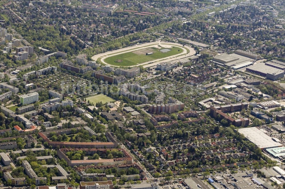 Luftbild Berlin - Gelände der Trabrennbahn Mariendorf im Bezirk Tempelhof-Schöneberg in Berlin