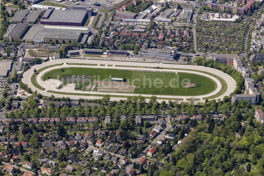 Luftaufnahme Berlin - Gelände der Trabrennbahn Mariendorf im Bezirk Tempelhof-Schöneberg in Berlin