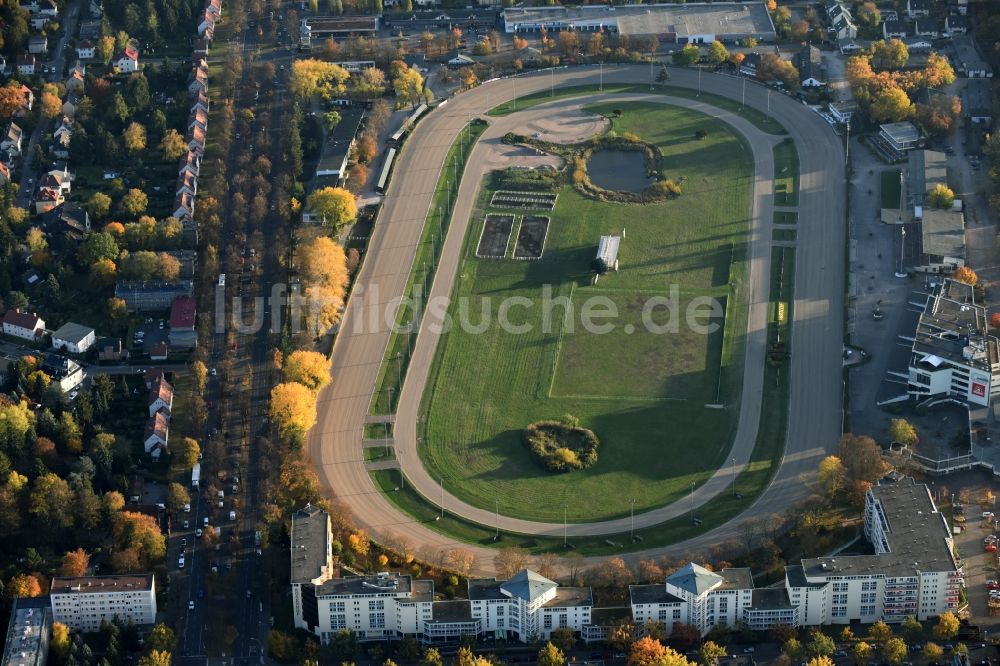 Luftaufnahme Berlin - Gelände der Trabrennbahn Mariendorf im Bezirk Tempelhof-Schöneberg in Berlin