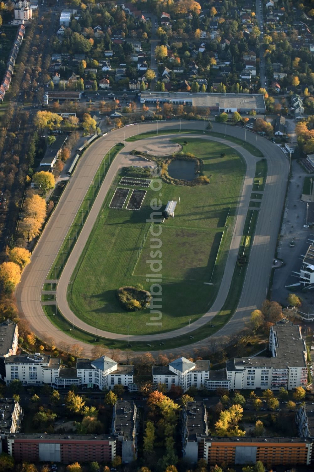 Berlin von oben - Gelände der Trabrennbahn Mariendorf im Bezirk Tempelhof-Schöneberg in Berlin