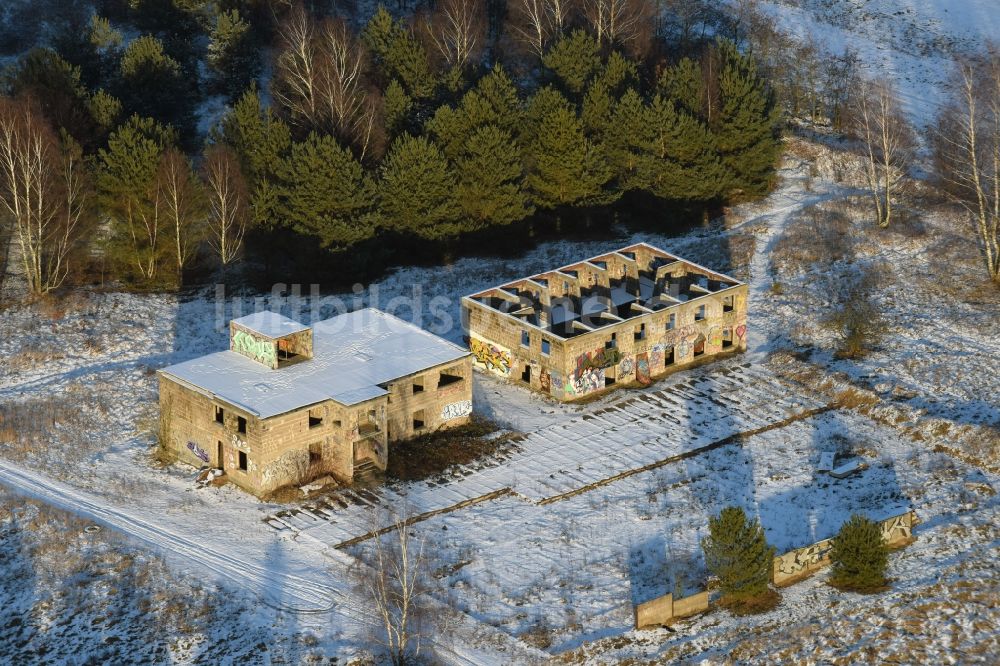 Beetzsee von oben - Gelände des Truppenübungsplatz mit der Ruine eines verfallenden Übungs- Gebäudes in Beetzsee im Bundesland Brandenburg