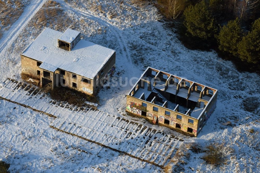 Luftaufnahme Beetzsee - Gelände des Truppenübungsplatz mit der Ruine eines verfallenden Übungs- Gebäudes in Beetzsee im Bundesland Brandenburg