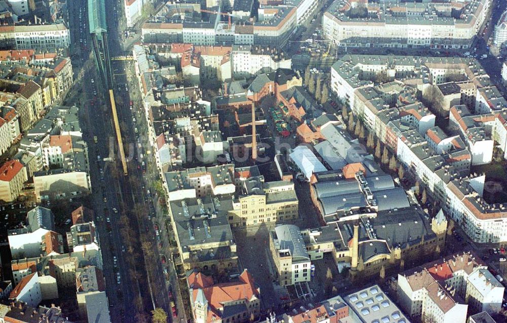 Berlin - Prenzlauer Berg aus der Vogelperspektive: Gelände der umgebauten Kulturbrauerei Berlin - Prenzlauer Berg an der Schönhauser Allee.