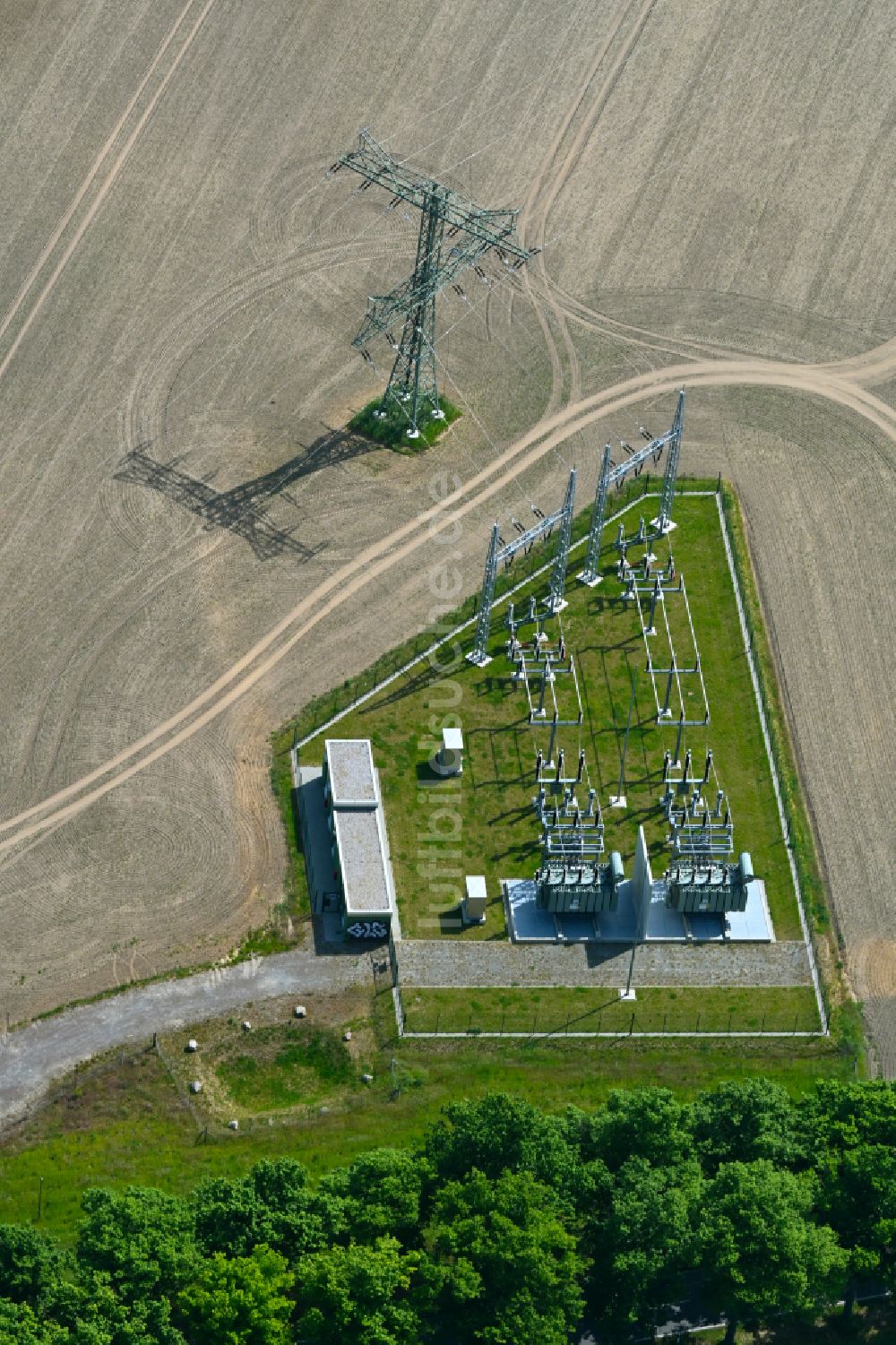 Luftaufnahme Blumberg - Gelände des Umspannwerkes auf einem Feld in Blumberg im Bundesland Brandenburg, Deutschland