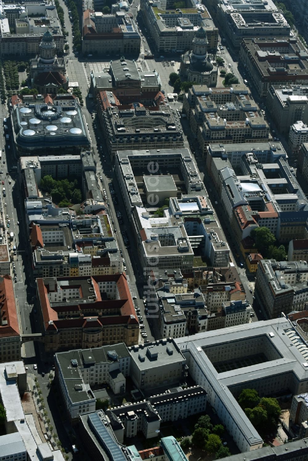 Luftbild Berlin - Gelände des Umspannwerkes Jägerstraße - Mauerstraße im Stadtzentrum Mitte in Berlin