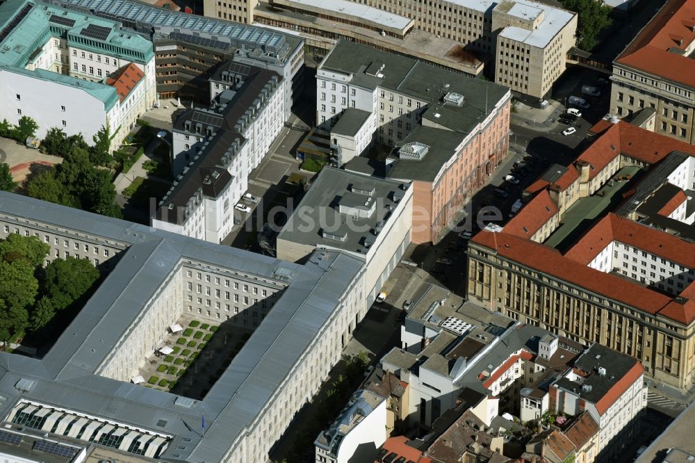 Luftbild Berlin - Gelände des Umspannwerkes Jägerstraße - Mauerstraße im Stadtzentrum Mitte in Berlin