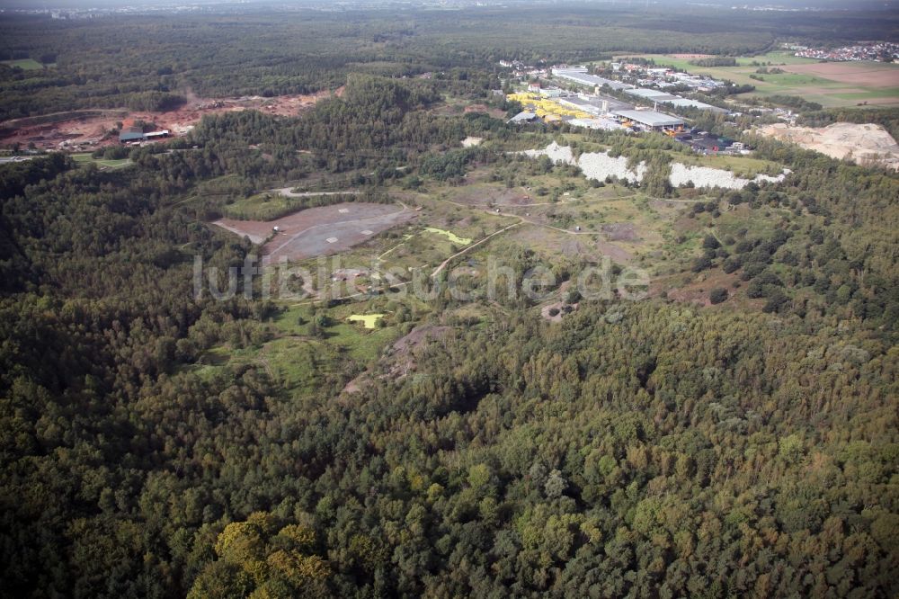 Messel von oben - Gelände des UNESCO Welterbe Grube Messel im Bundesland Hessen