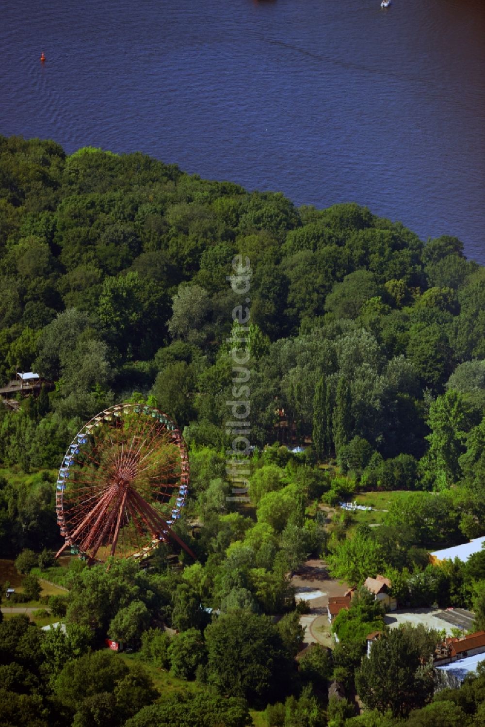 Luftbild Berlin - Gelände des verfallenen, ehemaligen Vergnügungspark Spreepark / Kulturpark Plänterwald im Bezirk Treptow-Köpenick von Berlin