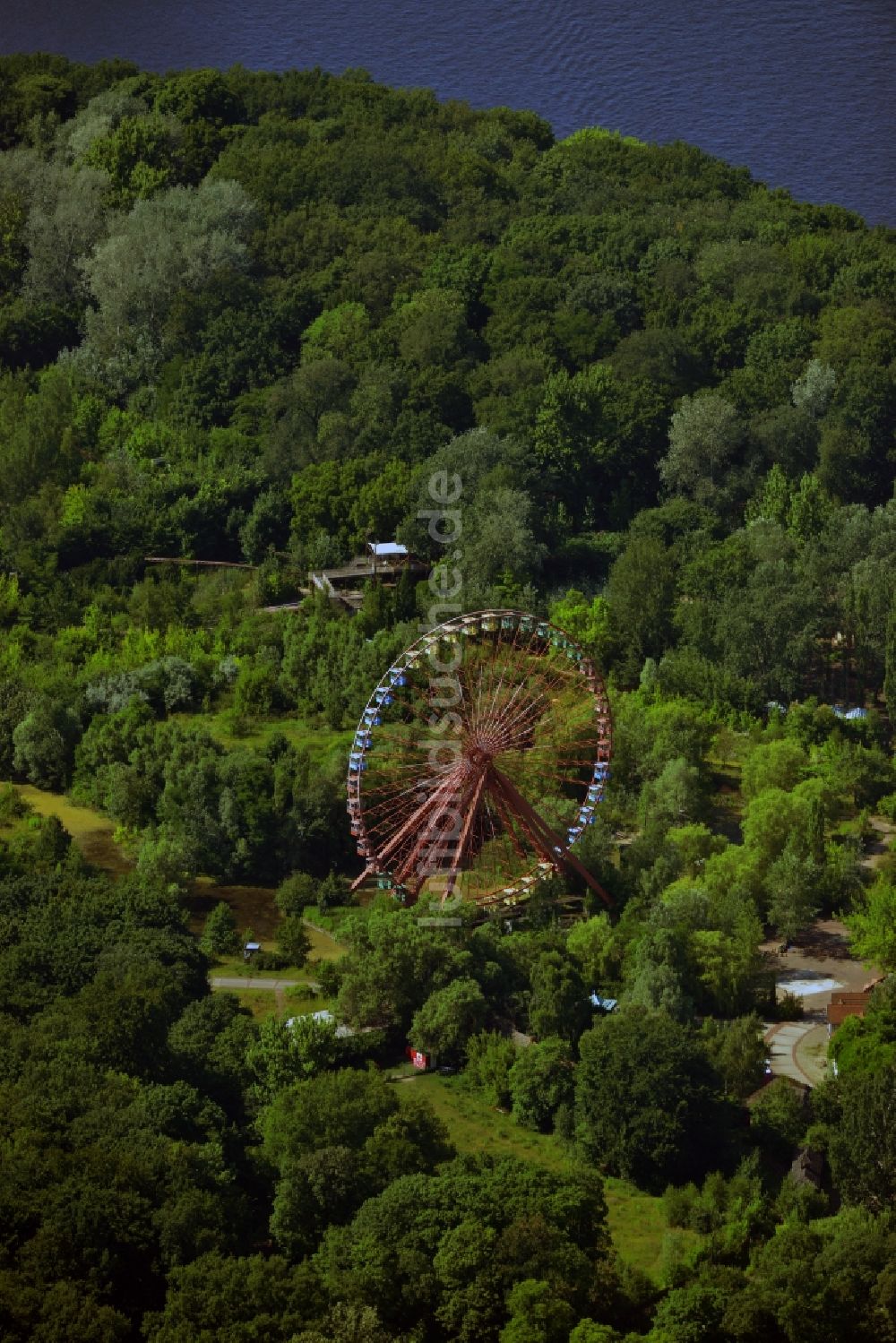 Luftaufnahme Berlin - Gelände des verfallenen, ehemaligen Vergnügungspark Spreepark / Kulturpark Plänterwald im Bezirk Treptow-Köpenick von Berlin